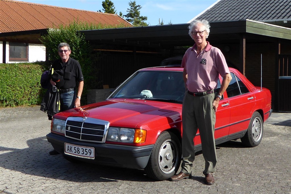 Alfred Seidenfaden fra Hillerød og Peter Seidenfaden fra Nørrebro kører på lørdag deres første rigtige rally med denne Mercedes 190 E fra 1986
(Foto: Michael Eisenberg)